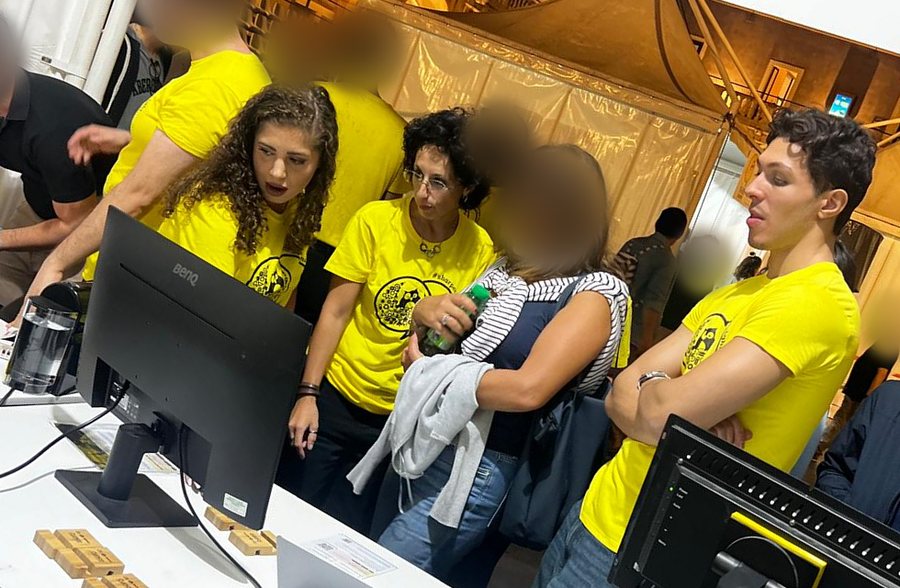 La squadra del laboratorio allo stand di SHARPER 2026