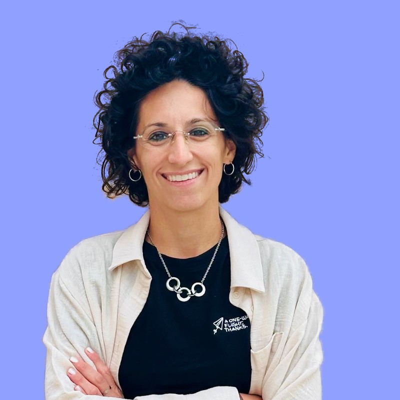 Foto di Carolina Crespi, sorridente, con le braccia incrociate